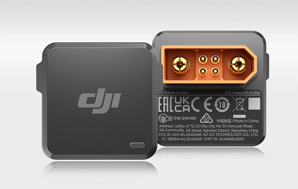 Ein kameraförmiges Gerät mit einem Bildschirm, auf dem Videoeinstellungen wie 