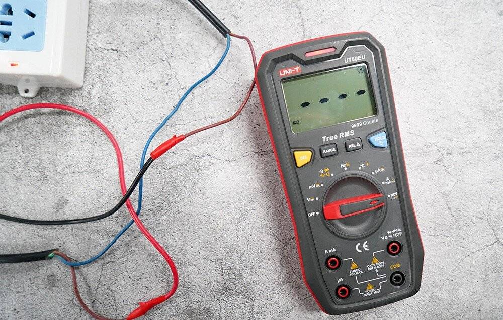 Ein rot-schwarzes tragbares Schichtdickenmessgerät wird angezeigt und zeigt eine Anzeige von 234 Mikrometern auf dem Bildschirm.