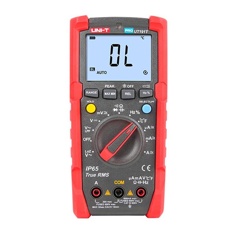 Ein digitales Multimeter mit rotem Schutzgehäuse, das auf dem Display 