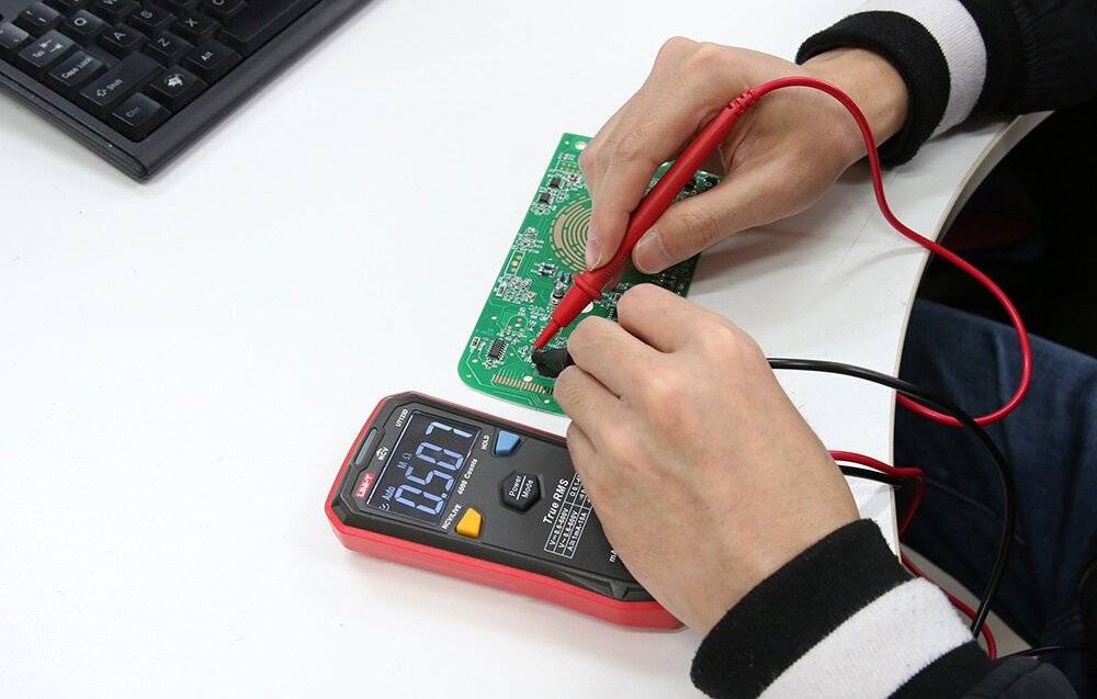 Eine weiße, an der Wand montierte Sicherheitskamera mit der Aufschrift 