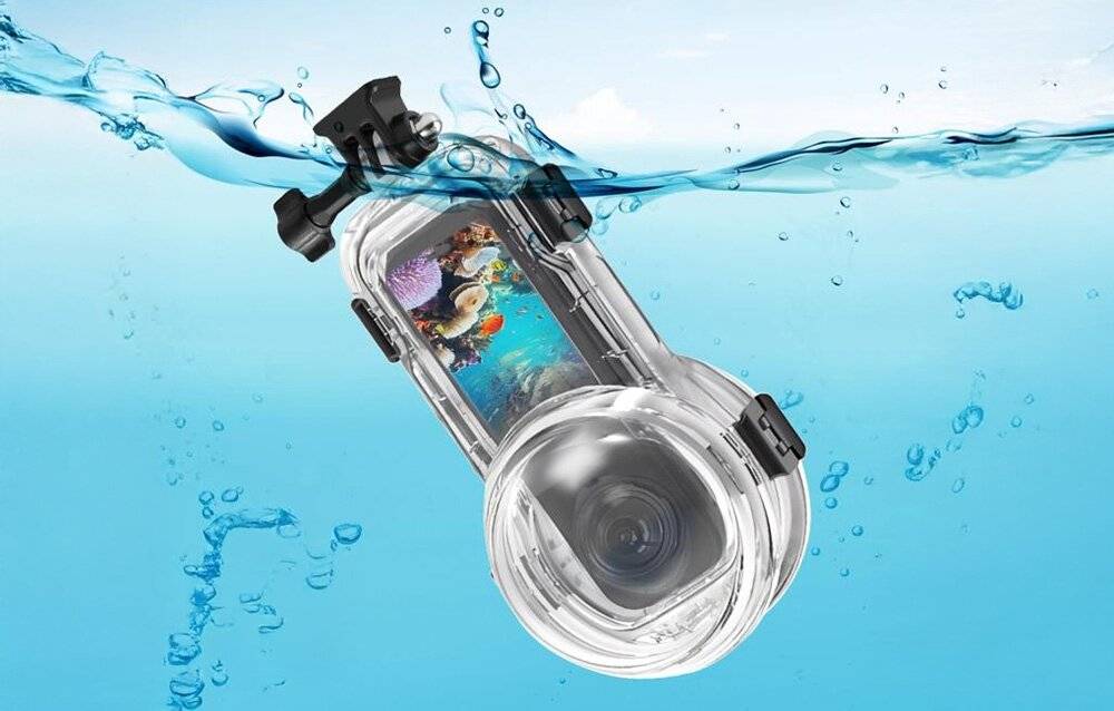 Transparentes wasserdichtes Kameragehäuse, das ins Wasser getaucht ist und lebendige Unterwasserkorallenlandschaften aufnimmt.