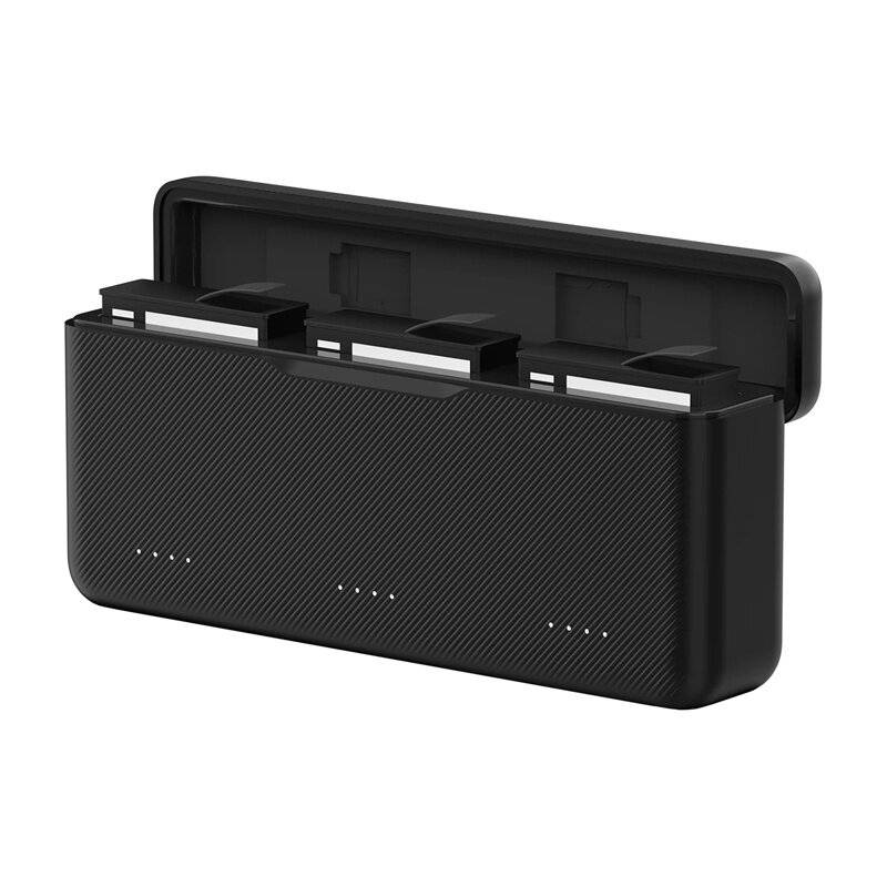 Schwarzes Gehäuse offen mit Fächern für drei Batterien, jeweils mit Anzeigen für den Ladestatus.