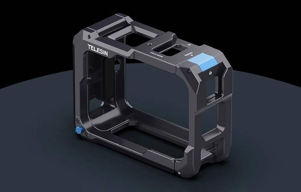 Ein schwarzer gepolsterter Hüftgurt mit einer Metallbefestigungsplatte in der Mitte, entwickelt zum Sichern oder Befestigen von Ausrüstung.