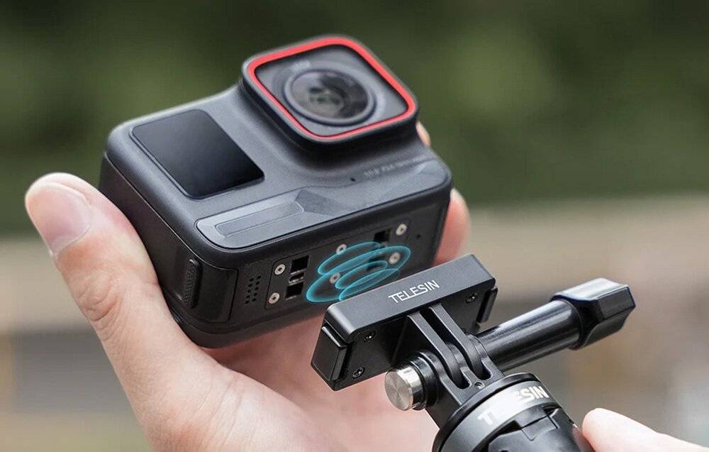 Eine Person, die eine GoPro Hero 9 Kamera mit einer Telesin-Halterung hält, zeigt die Kameraobjektiv und den vorderen Bildschirm.