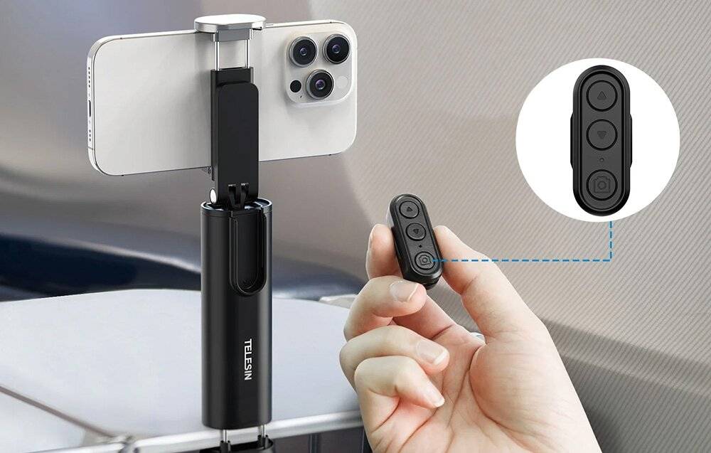 Ein Smartphone ist auf einem ausfahrbaren Selfiestick mit Telesin-Griff montiert. Eine Hand hält eine kleine Fernbedienung, die die Funktionalität anzeigt.