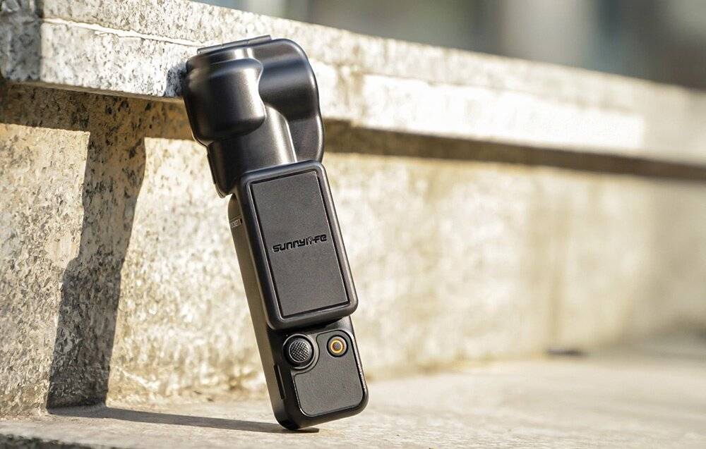 Zwei kabellose Ohrhörer in Hellblau, einer zeigt die Außenseite mit einem Sensor und der andere die Innenseite mit einem Lautsprechergitter.