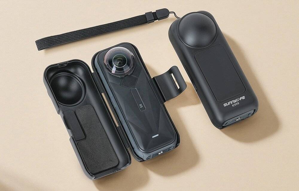 Eine Person hält ein kleines Gerät neben einem schwarzen, zylindrischen Kameragedget mit der Marke „TELESIN