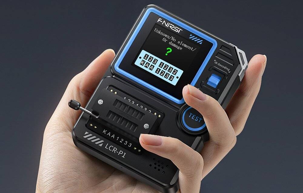 Eine Person hält ein Gerät, das die Meldung „Unbekanntes IC-Element/QR-Beschädigung?