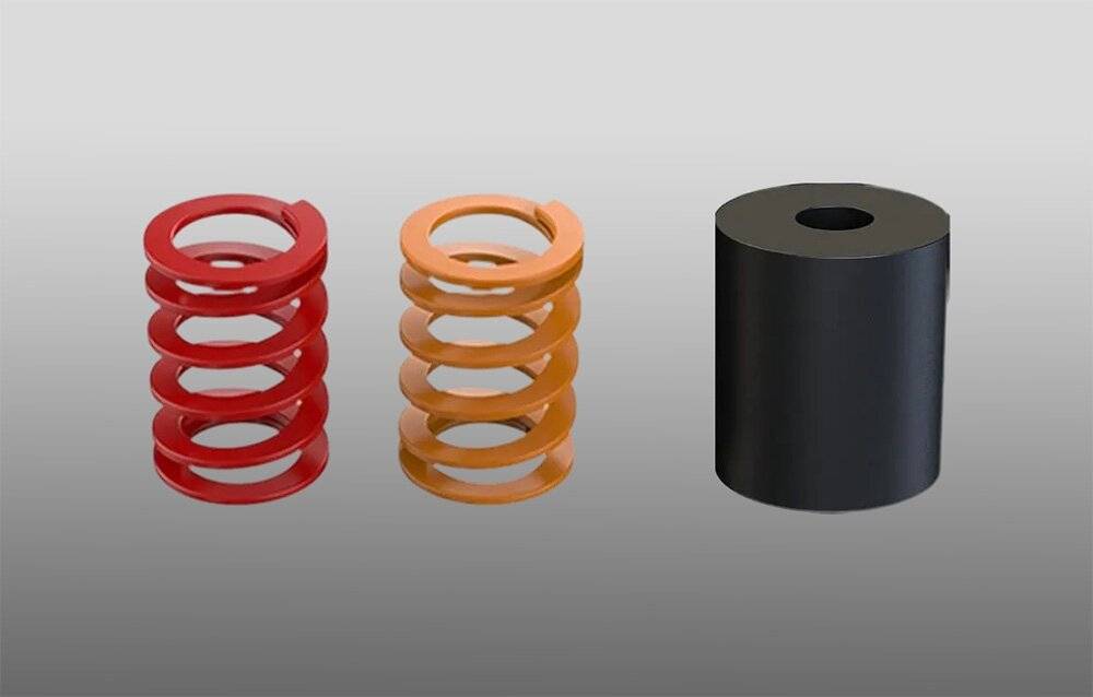 Ein weißer rechteckiger intelligenter Schalter mit Lüftungsschlitzen an der Seite und dem Sonoff-Logo in der Ecke. Geeignet für Hausautomation.