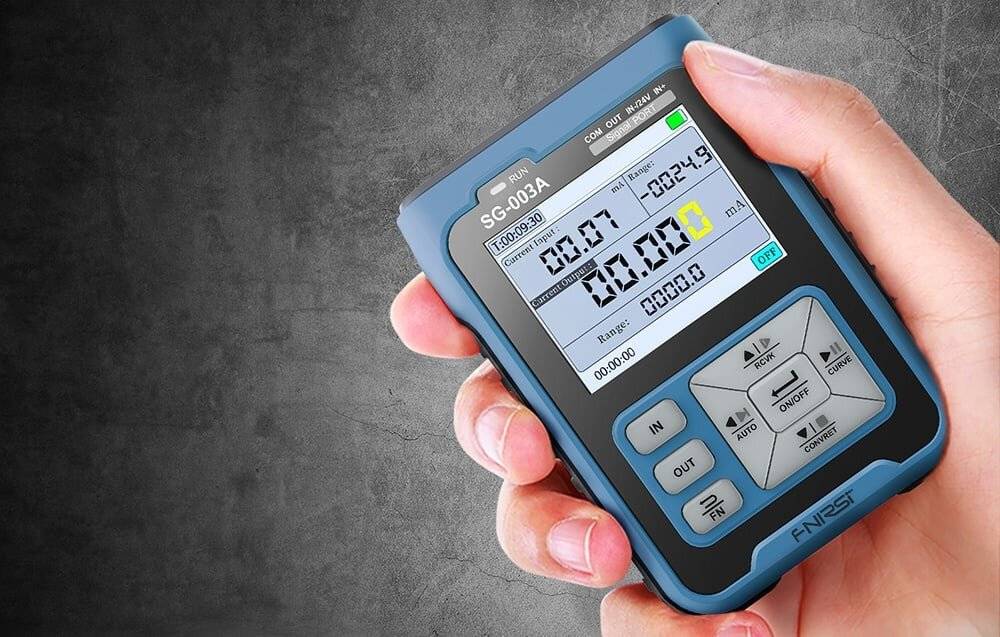 Eine Hand hält ein digitales Gerät mit der Bezeichnung „SG-003A