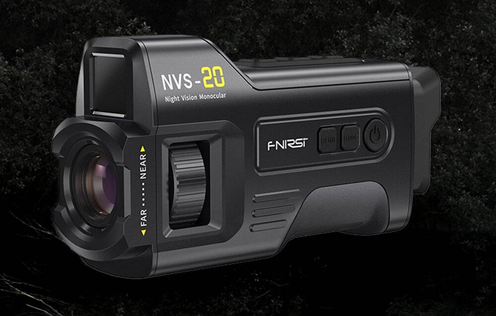 Ein Nachtsicht-Monokular mit Objektiv und Bedienungselementen ist mit „NVS-20