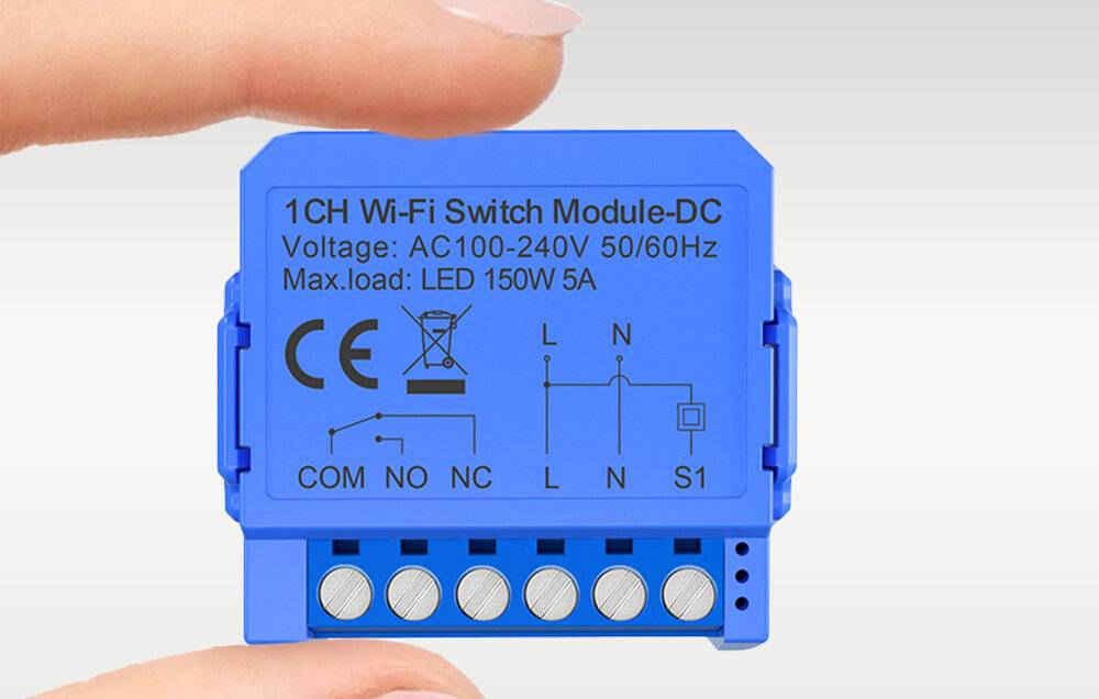 Eine Person hält ein blaues 1-Kanal-Wi-Fi-Schaltmodul mit aufgedruckten Spannungs- und maximalen Lastangaben; zeigt Anschllussklemmen.