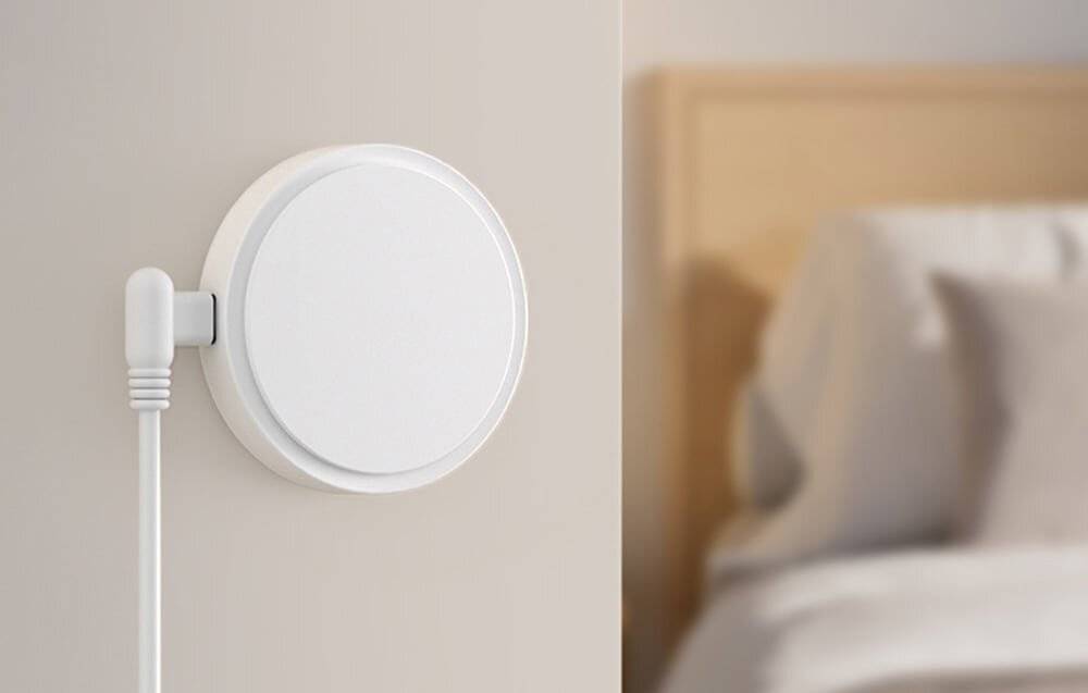 Ein schlankes, hohes XTOOL-Gerät mit schwarzem und silbernem Finish. Ein kleines Bedienfeld mit „XTOOL