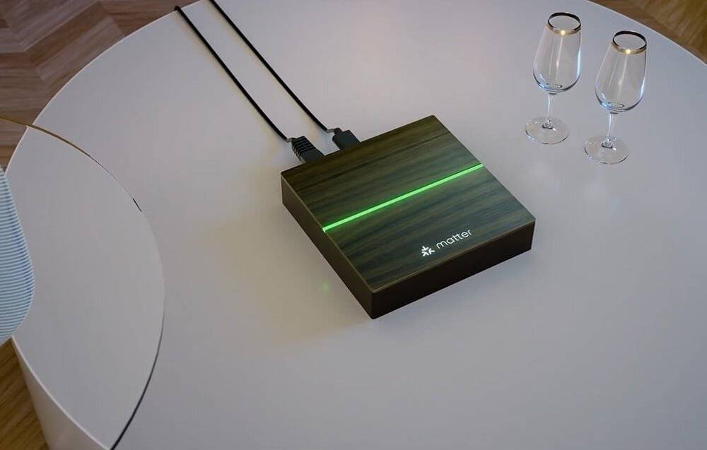 Ein tragbares digitales Signalgenerator-Gerät mit numerischen Daten auf dem Display. Beschriftungen und Tasten für Einstellungen und Funktionen sind sichtbar.