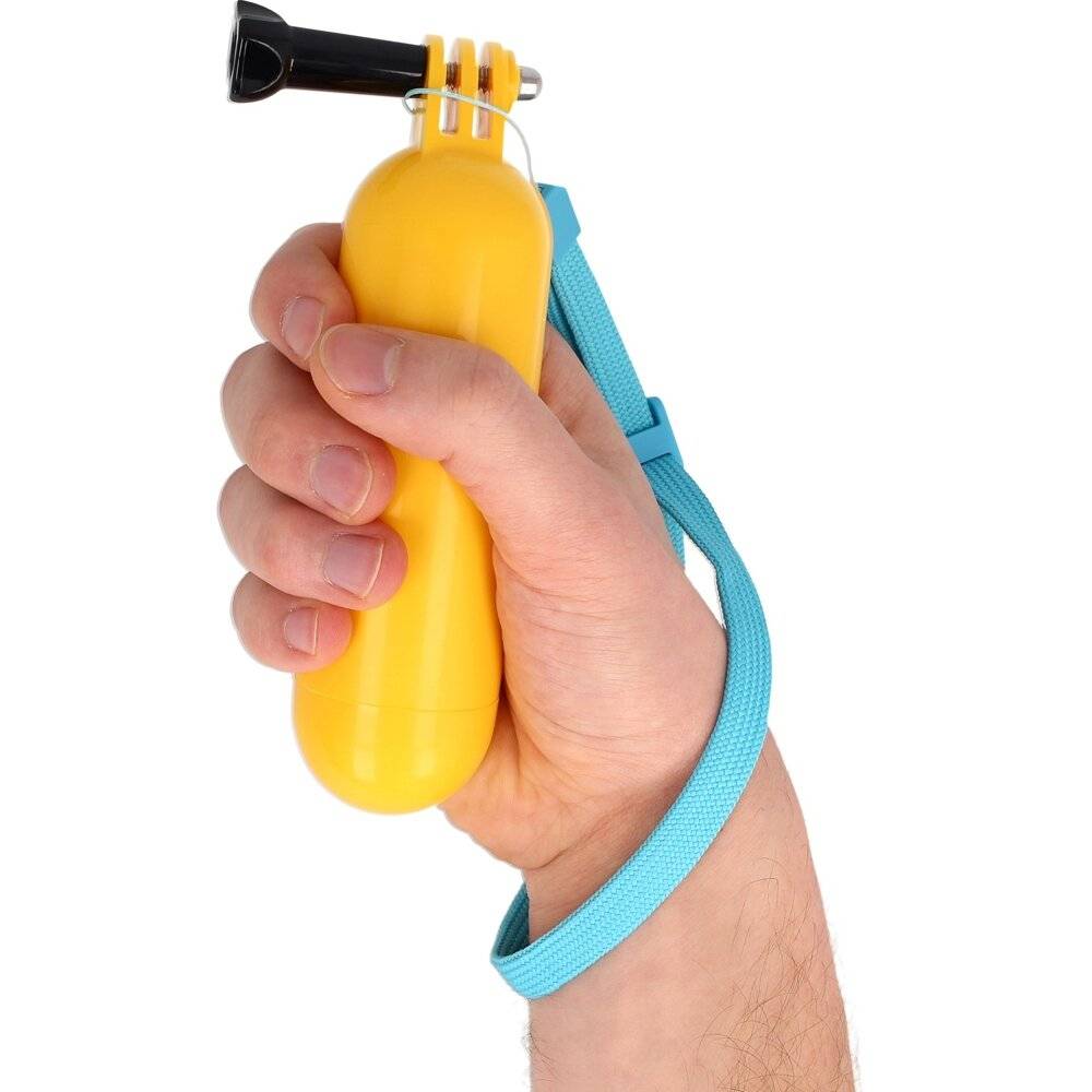 Eine Hand hält einen gelben schwimmenden Griffgriff mit einem blauen Handgelenksgurt, bestimmt zur Befestigung von Action-Kameras, ideal für Wasseraktivitäten.
