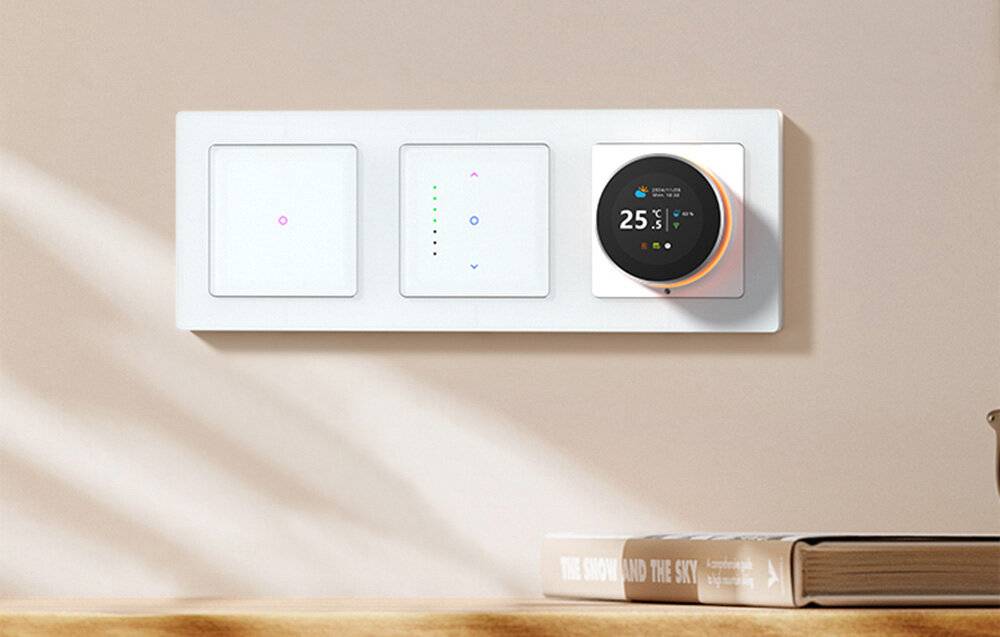 Ein intelligenter Thermostat an der Wand zeigt „25°C