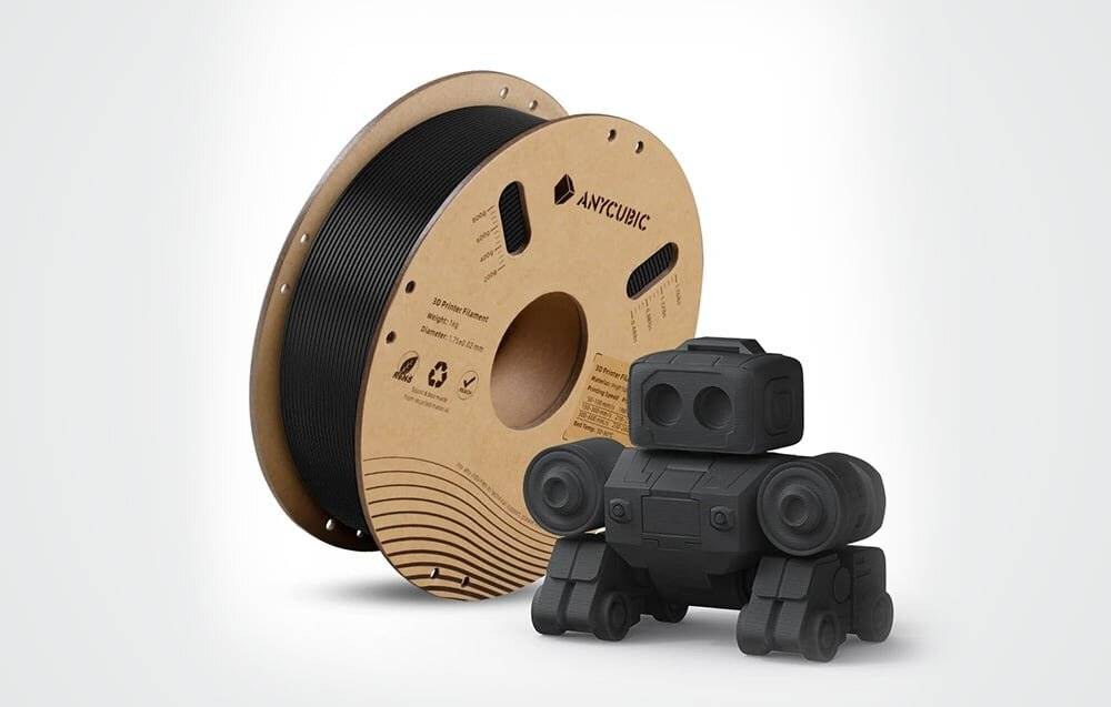 3D-Drucker-Filament in Schwarz neben einer kleinen schwarzen Roboter-Figur, die die Anwendung des Filaments beim Erstellen detaillierter Modelle veranschaulicht.