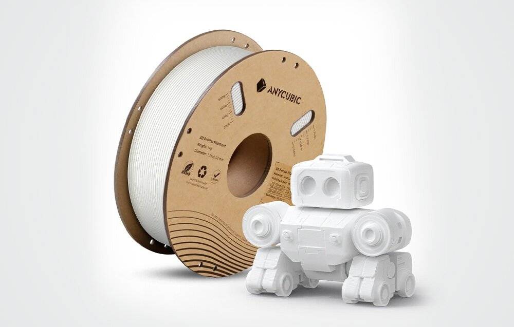 Eine Spule weißes 3D-Drucker-Filament wird neben einem kleinen, weißen, 3D-gedruckten Robotermodell angezeigt.