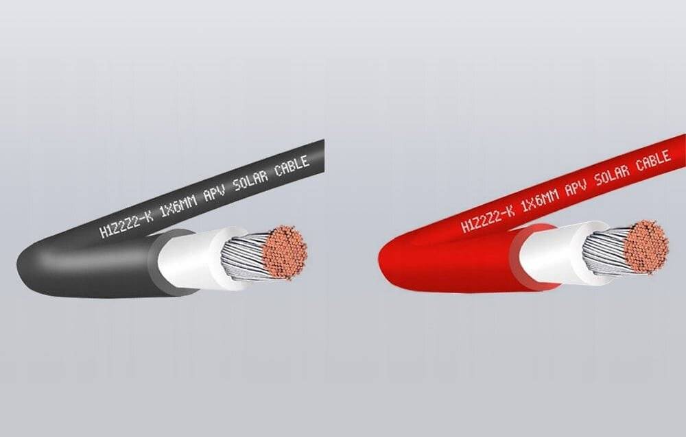 Zwei Solarkabel: Links ist schwarz mit freiliegenden Kupferdrähten; rechts ist rot. Beide sind mit „1x6mm²