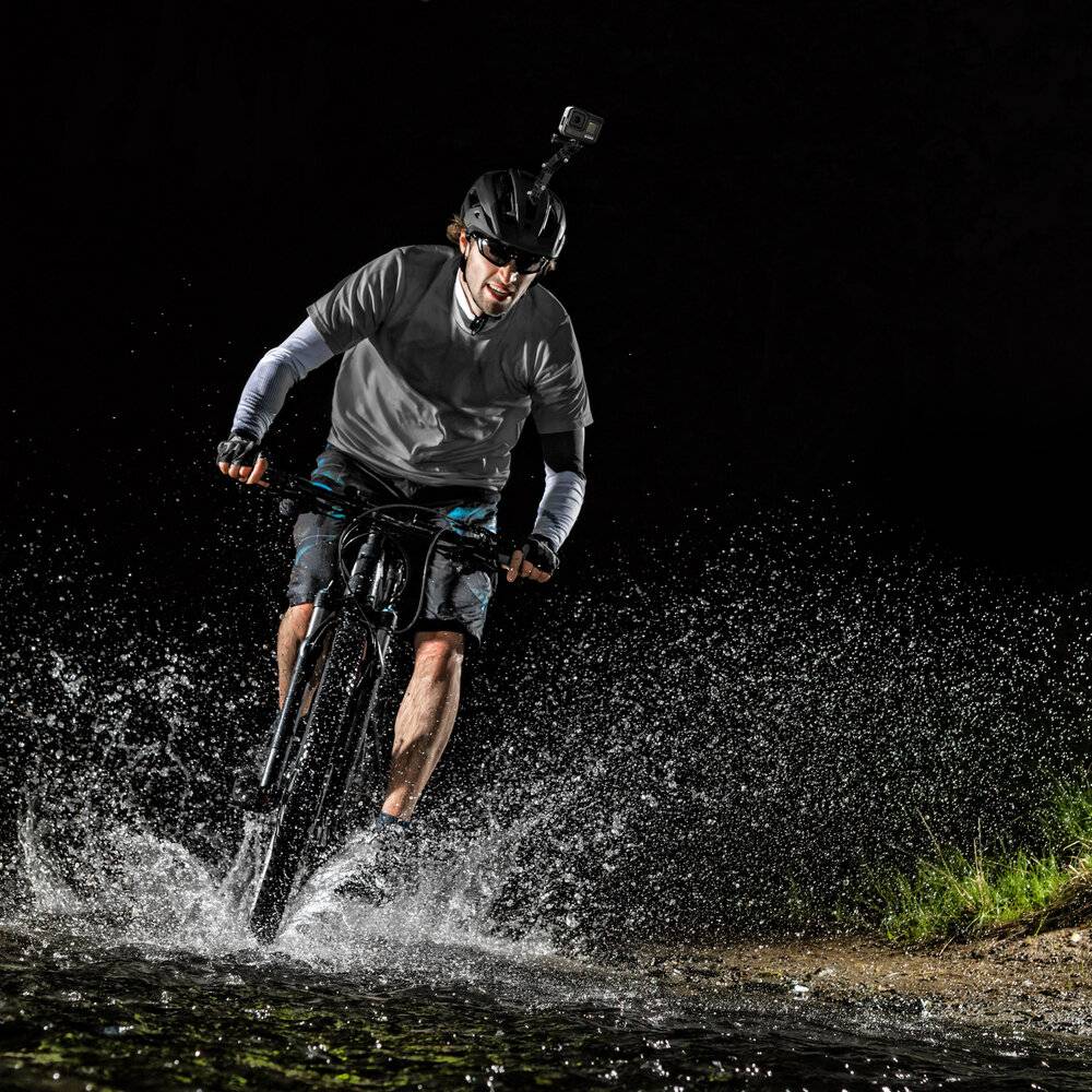 Kompakter schwarzer kabelloser Staubsauger mit mehreren Aufsätzen, einschließlich Düsen, einer Bürste und einem flexiblen Schlauch. Geeignet für kleine Reinigungsaufgaben.