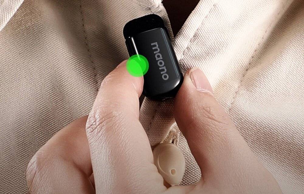 Tragbare weiße Pflegebürste mit gelbem Knopf zum Einfahren der Borsten, entwickelt für die Haarpflege von Haustieren.