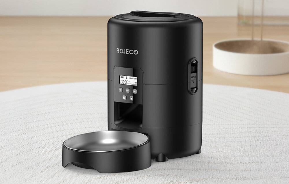 Ein Gaming-Lenkrad- und Pedalset mit einem Befestigungssystem zum Anschrauben. Das Lenkrad ist schwarz mit roten Akzenten und mehreren Tasten.