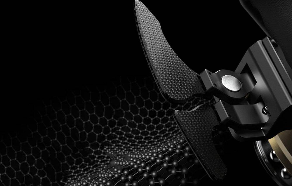 Vier Bilder zeigen ein Smartphone-Stativ, das kreativ verwendet wird: eine Frau nutzt es für Selfies, eines wird als Ständer verwendet, und ein weiteres zum Videoaufnehmen.