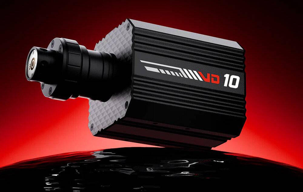 Eine Smartphone-Hülle mit elegantem braunem Design und einem kleinen Emblem am unteren Ende, kompatibel mit einem Telefon mit Dreifachkamera.