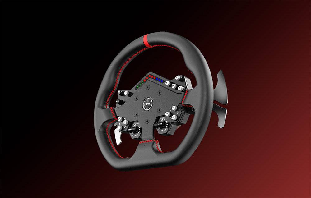 Ein schwarzes und rotes Gaming-Lenkrad mit Tasten und Drehreglern für Simulationsrennen, vor einem dunklen Farbverlauf-Hintergrund.