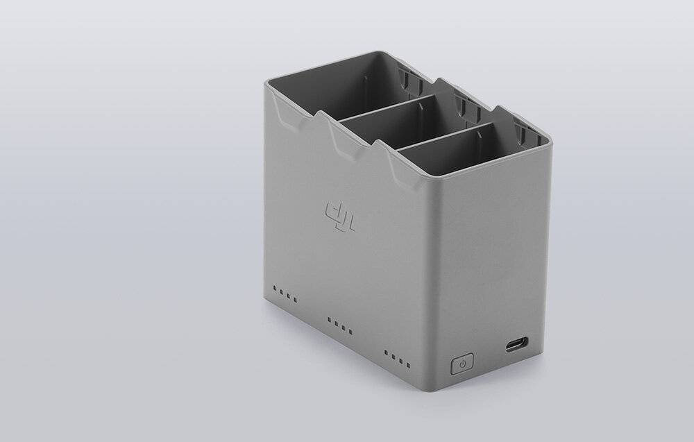 Schieferuntersetzer zur Schau gestellt, mit aufwändigen Gravuren von Blumen- und geometrischen Mustern, zusammen mit einem Skelett auf einem Untersetzer.