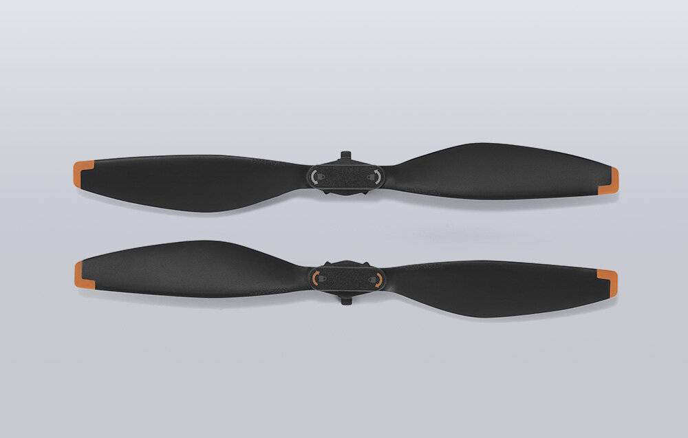 Ein Paar schlanker, schwarzer Metallpedale für einen Rennsimulatoren vor einem dunkelrotem Farbverlaufhintergrund.