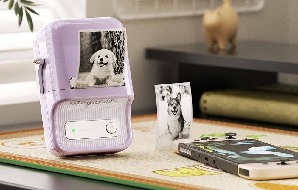 Ein kompakter, quadratischer GMKtec Mini-PC, der auf einer Wandhalterung montiert ist und zwei USB-Anschlüsse sowie einen Netzschalter mit leuchtender grüner Anzeige aufweist.