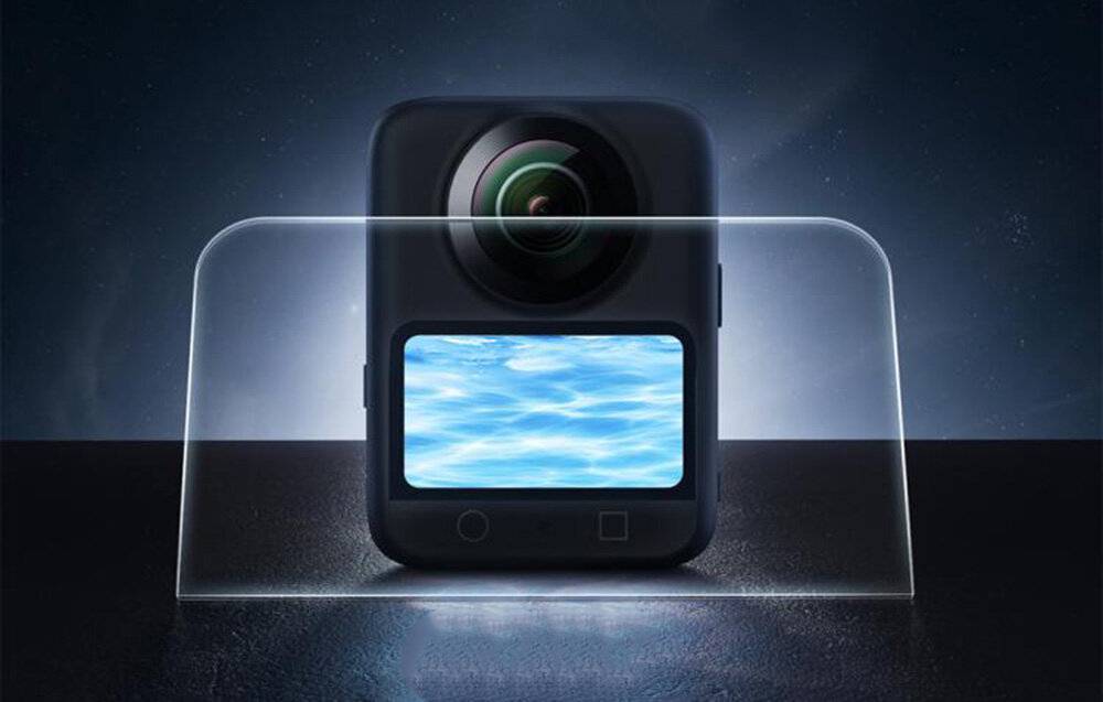 Eine schwarze Powerbank wird auf einer weißen Steckdosenleiste aufgeladen. Orange Kabel sind angeschlossen, und die Powerbank zeigt Batterieladestand an.