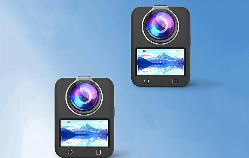 Zwei Kameras mit großen Objektiven und kleinen Displays zeigen eine verschneite Berglandschaft auf blauem Hintergrund.