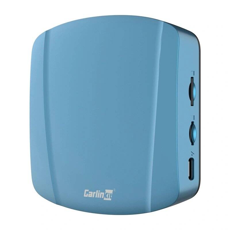 Fortschrittliche Over-Ear-Kopfhörer in einem eleganten Beige-Design werden vor einem unscharfen grünen Hintergrund präsentiert und heben ihre moderne Ästhetik hervor.