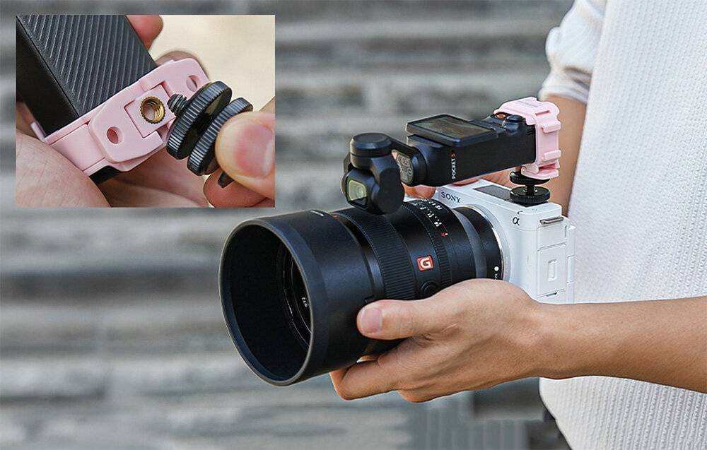 Smartphone in einem dunkelbraunen Etui mit angehängtem Schlüsselanhänger. Der Bildschirm zeigt abstrakte gekrümmte Linien auf dunkelm Hintergrund.