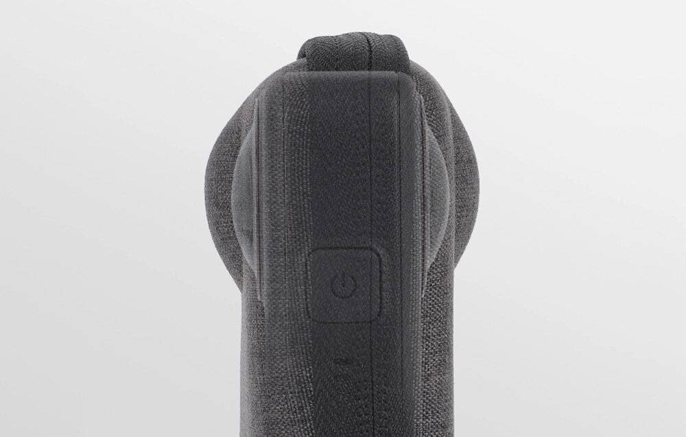 Eine Wohnzimmerecke mit Smart-Home-Geräten: ein Schrank, eine Heizung und ein Tisch, von denen jedes einen rosa Kreis zeigt, der ein verbundenes Gerät anzeigt.