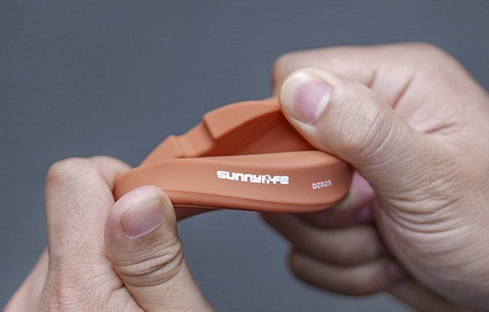 Ein schlankes, modernes Fitness-Tracker-Armband in Blau mit verstellbarem Riemen und mehreren Löchern zur Größenanpassung.