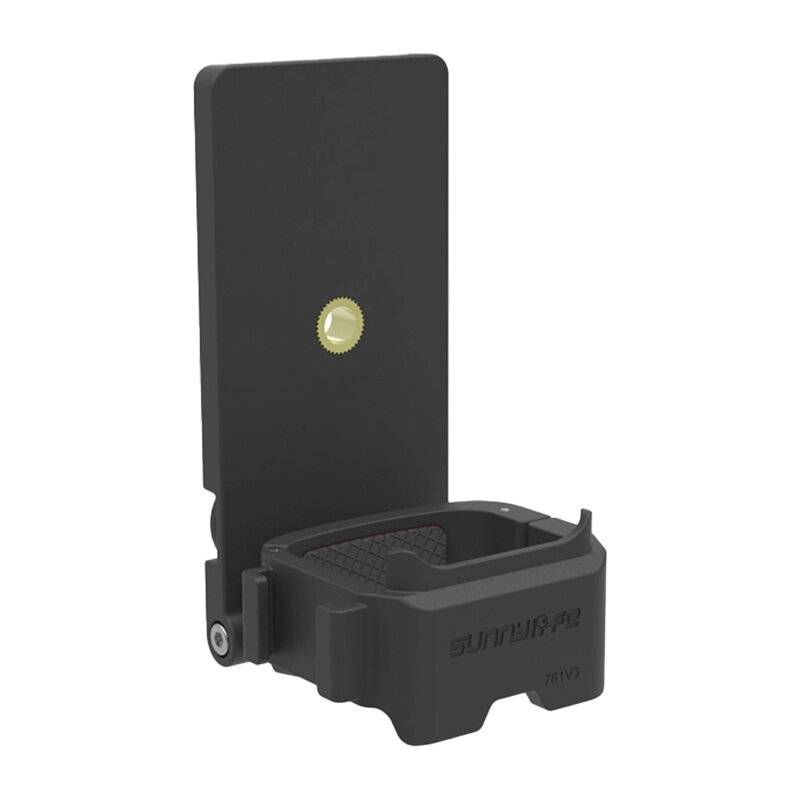 Eine Person, die eine weiße Kamera mit einem großen Objektiv und ein kleines digitales Gerät oben aufgesetzt hält, im Freien.