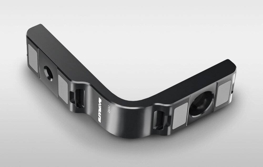 Ein Gemälde eines großen Fisches mit kleineren Fischen auf einem gewirbelten blauen Hintergrund, über einem Regal mit einer weißen Katze, die auf der rechten Seite liegt.