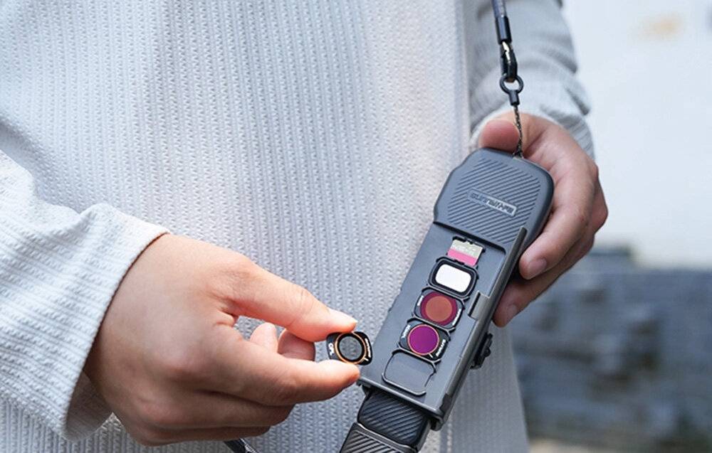 Sunnylife Schutzhülle mit Trageriemen und Umhängeband für Osmo Pocket 3 (grau)