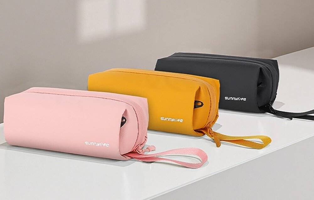 Zwei Smartwatches: eine mit schwarzem Armband, die „10:09 AM