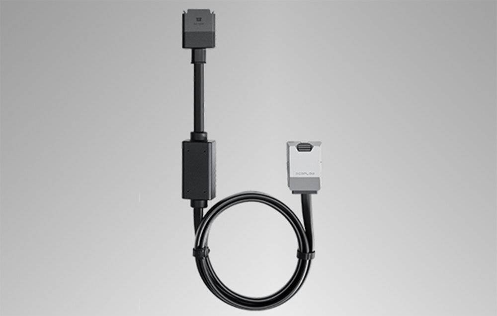 Guess Handyhülle mit goldenem Logo und abnehmbarem schwarzem Riemen, geeignet zum Spaziergang und Transportieren. Schwarz- und Goldfarbendesign.