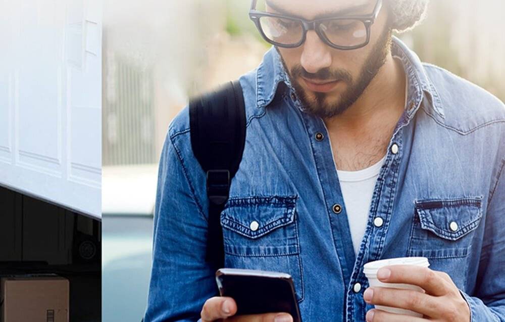 Eine Smartwatch mit einem dunklen Armband und einem lebendigen grünen abstrakten Muster auf dem Display.