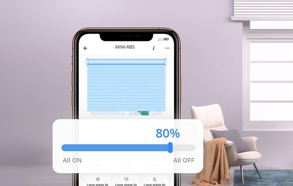 Ein Smartphone zeigt eine Smart-Blinds-Steuerungs-App an und zeigt Jalousien, die zu 80 % geöffnet sind. Ein nahes Fenster mit teilweise geschlossenen ähnlichen Jalousien.