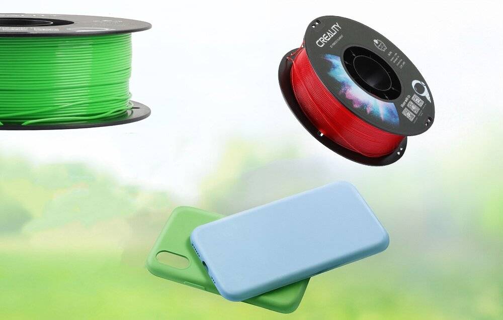 Rote und grüne 3D-Druckfilamente und zwei pastellfarbene Handyhüllen werden vor einem weichen Farbverlaufshintergrund präsentiert.