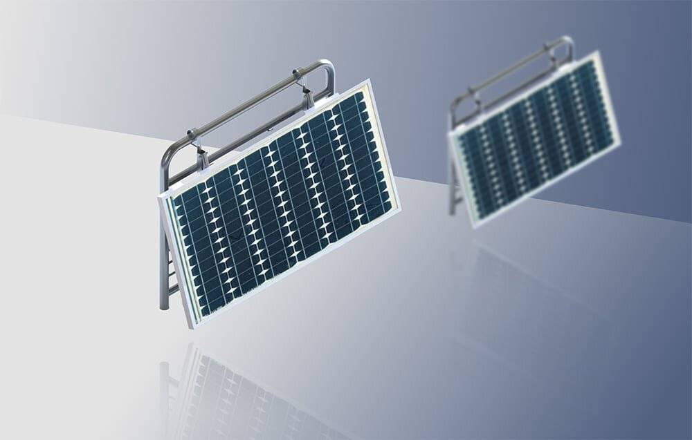 Ein schwarzes Smartphone-Schutzhülle mit drei Kameralinsen und einer Blitzausschnitt.