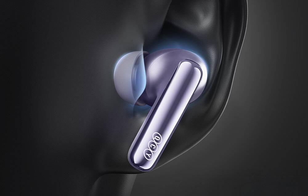 Eine Nahaufnahme eines kabellosen Ohrhörers im Ohr, die sein elegantes Design und die ergonomische Passform hervorhebt, mit sanfter Umgebungsbeleuchtung zur Betonung.