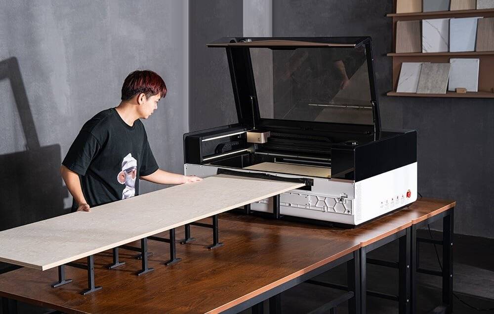 Ein kleine Action-Kamera, die auf einer Metallhalterung befestigt ist, die an einem Stab angebracht ist; der Bildschirm zeigt ein Landschaftsbild. Pfeile deuten auf die Rotationsbefestigung hin.