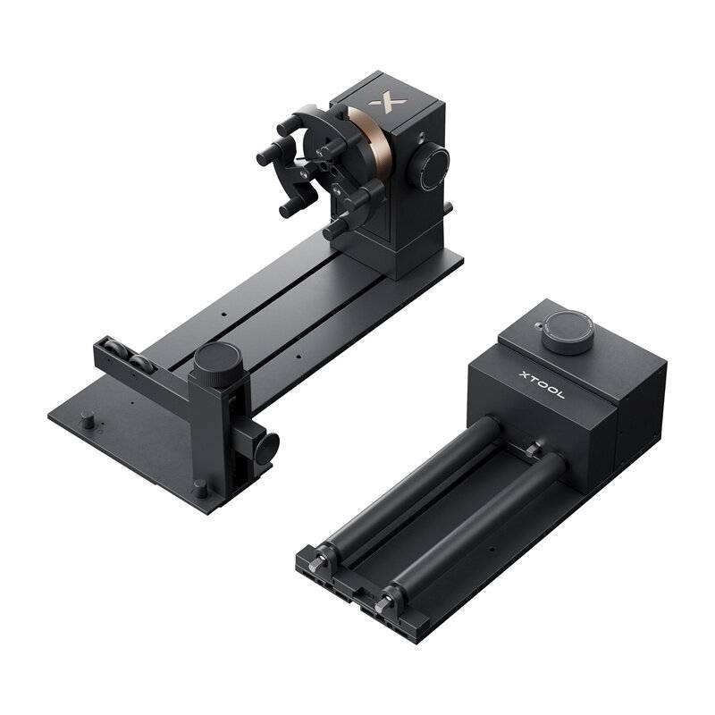 Eine Hand legt ein kleines schwarzes Etui mit der Beschriftung 'COLMI' in eine Vordertasche einer blauen Jeans.